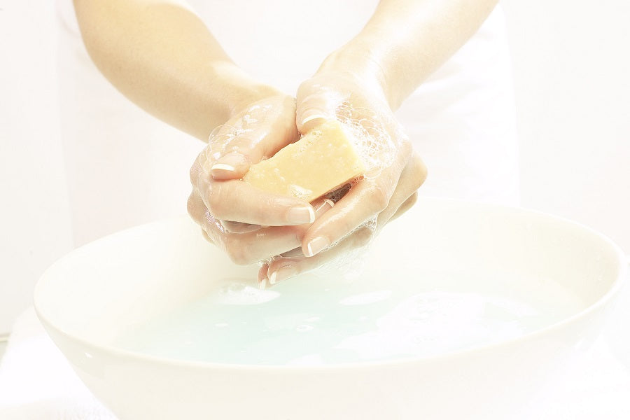 diabetes, malnutrition, psoriasis, eczema, retinoids, diuretics, antihistamine, rosemary, lavender, harsh detergents, artificial fragrance, dry skin, harsh soaps, skin moisturizer, humidifier, natural oils
